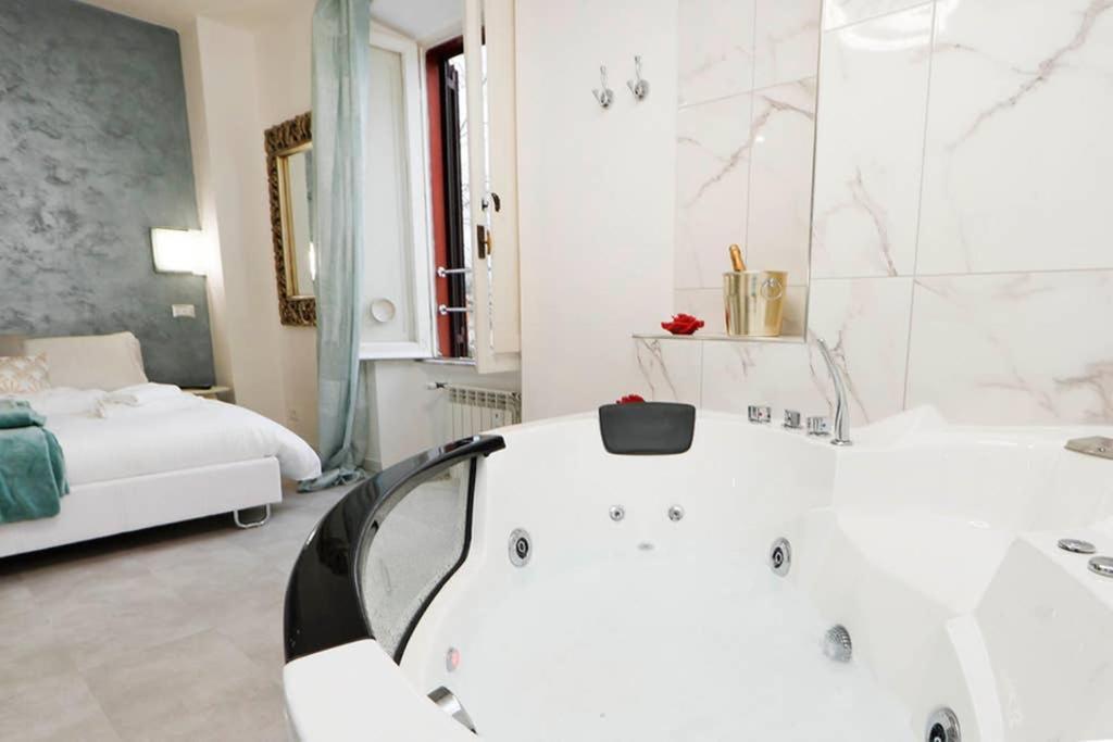 White Panoramic Jacuzzi Suite Trastevere - Top Collection โรม ภายนอก รูปภาพ