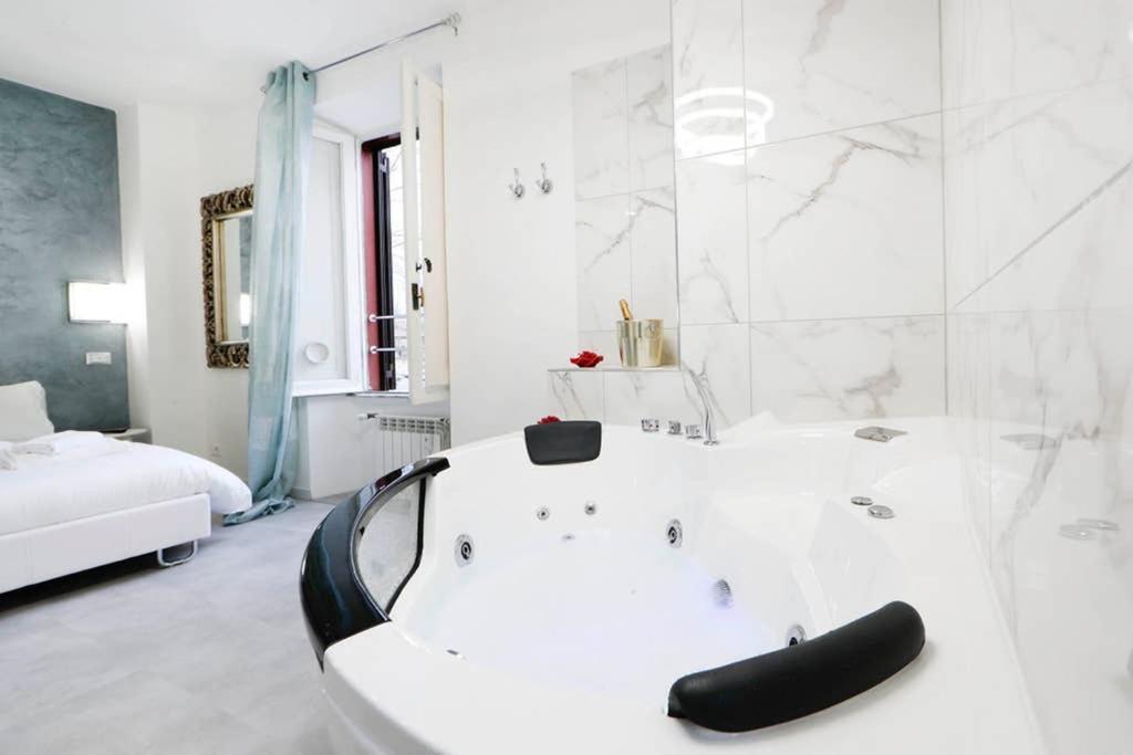 White Panoramic Jacuzzi Suite Trastevere - Top Collection โรม ภายนอก รูปภาพ