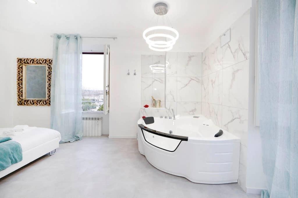 White Panoramic Jacuzzi Suite Trastevere - Top Collection โรม ภายนอก รูปภาพ