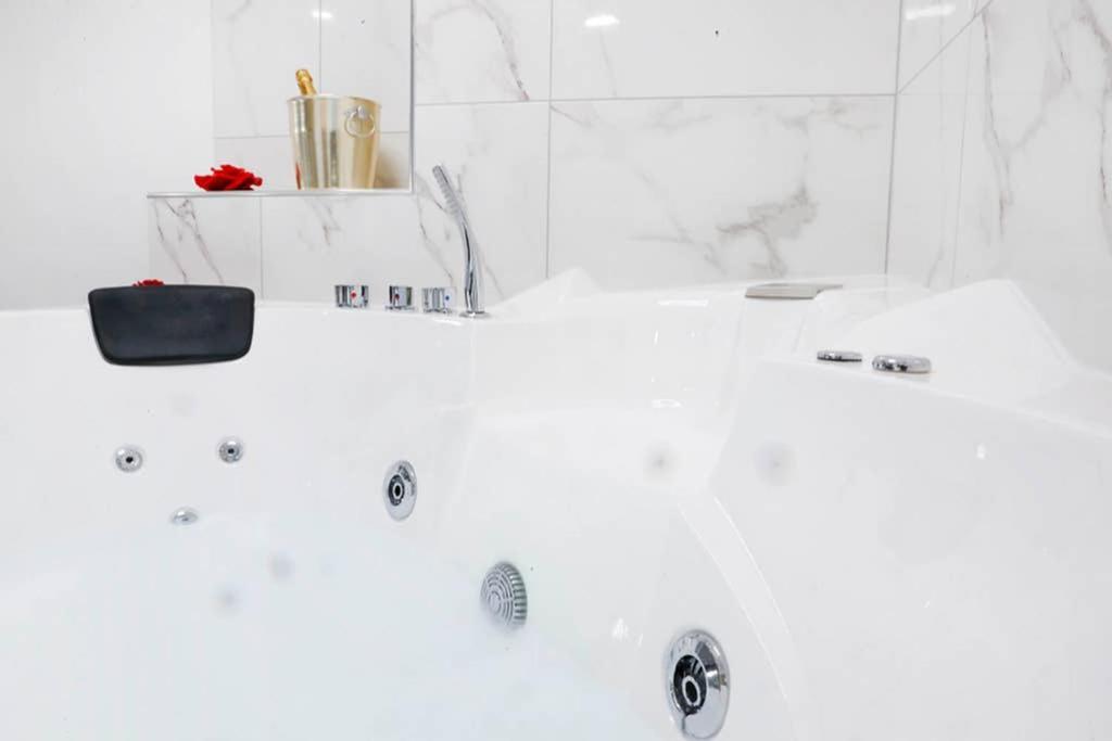 White Panoramic Jacuzzi Suite Trastevere - Top Collection โรม ภายนอก รูปภาพ