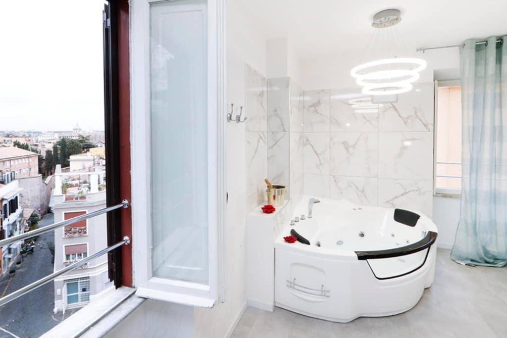 White Panoramic Jacuzzi Suite Trastevere - Top Collection โรม ภายนอก รูปภาพ
